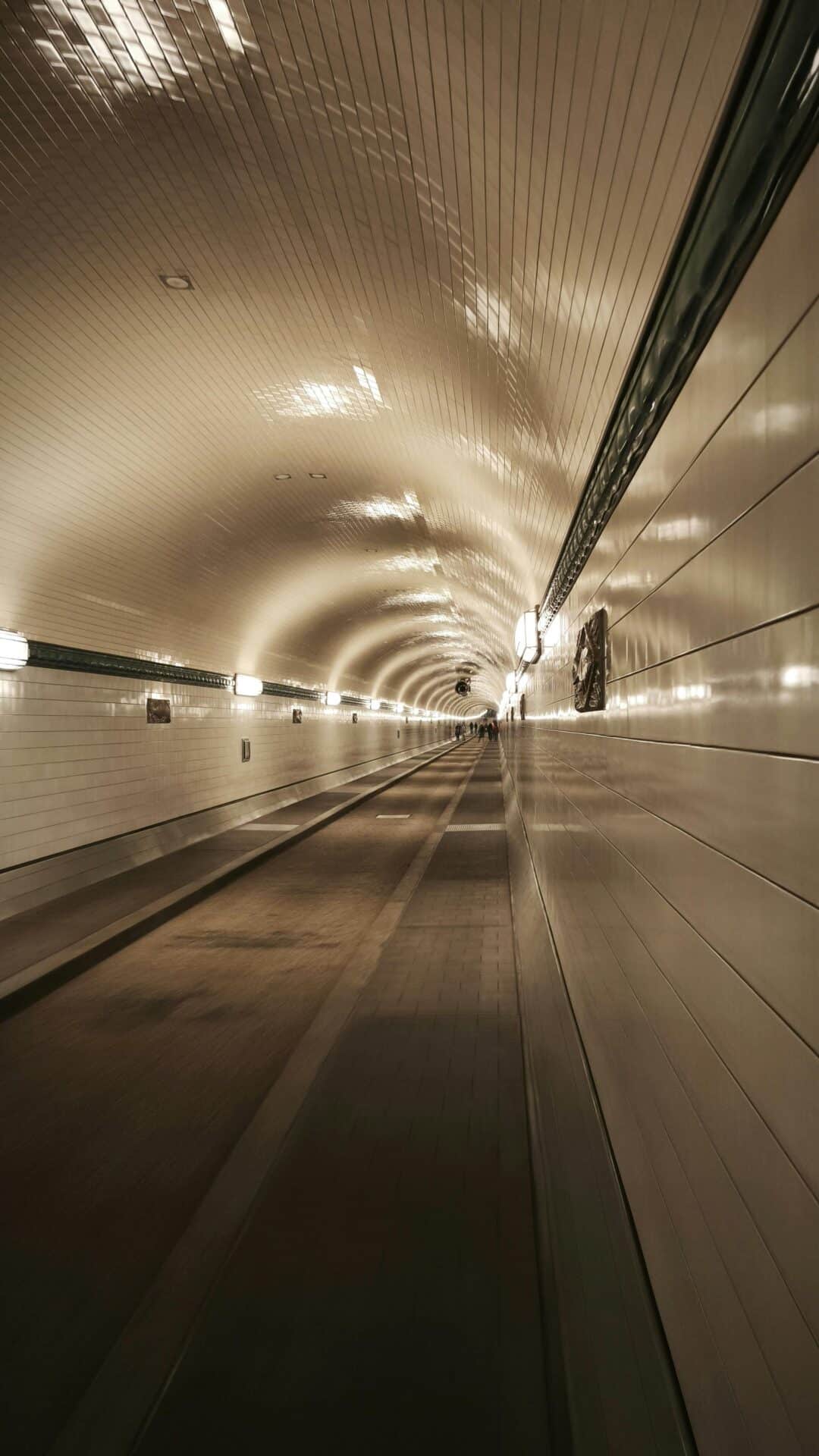 hamburg alter elbtunnel walkway