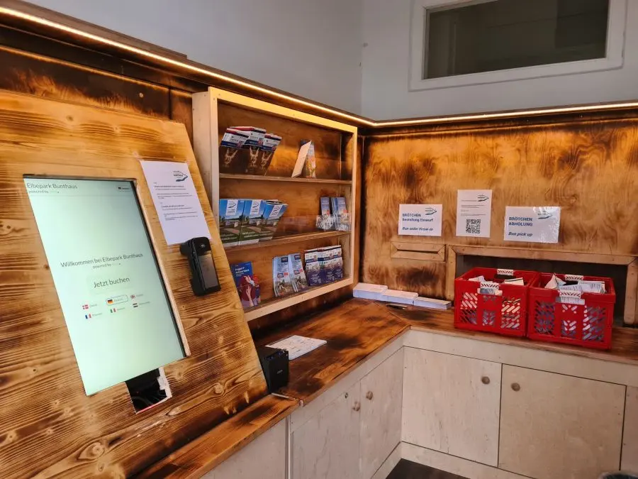 Sala de registro con terminal de reservas y recogida de panecillos