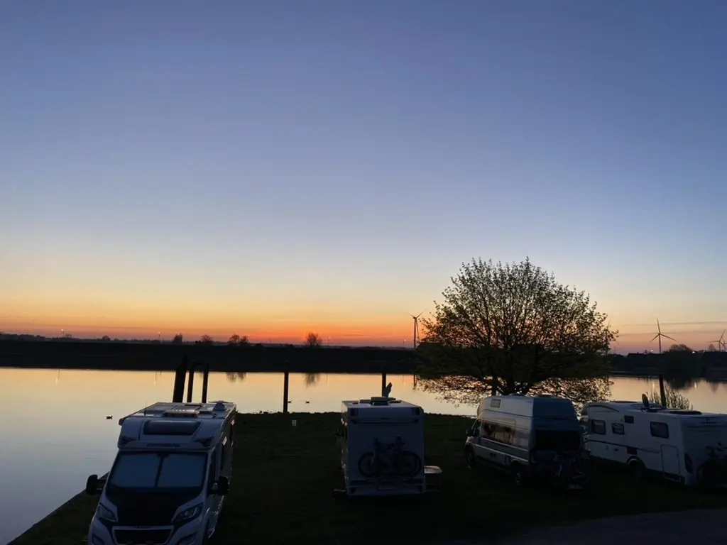 Autocaravanas con la primera luz del día junto al agua