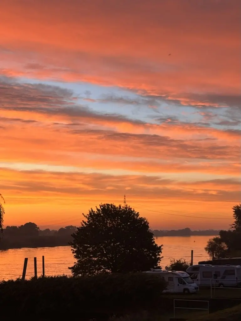 Amanecer rojo sobre el Elba y las plazas