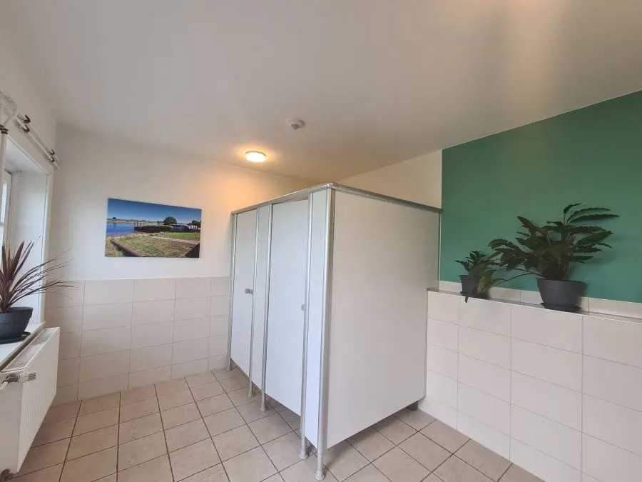Herrtoaletter i servicehuset