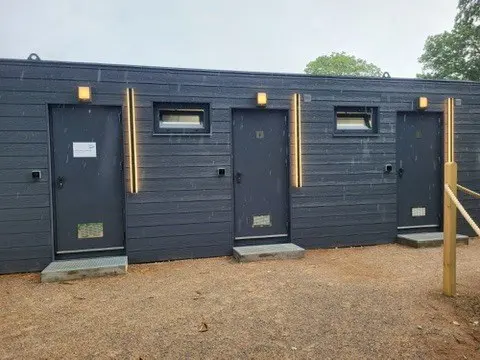 Sanitetscontainer på platsen