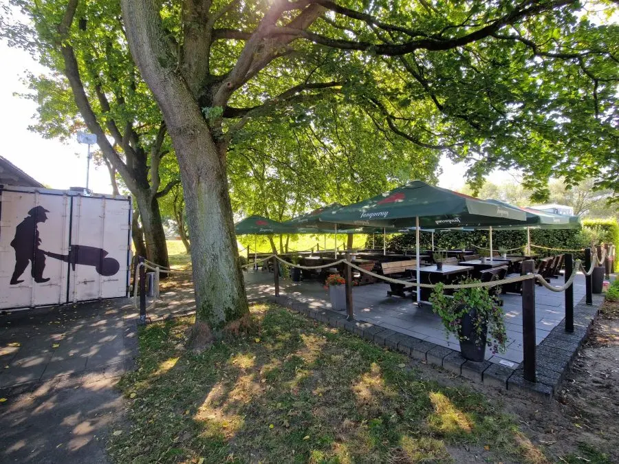 Biertuin van de Stackmeister onder oude bomen