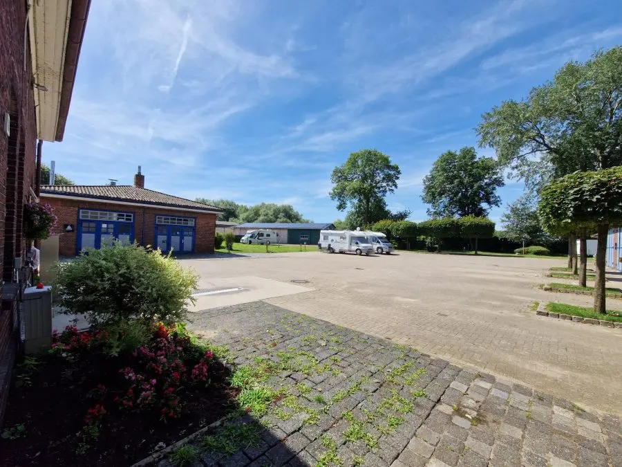La cour pavée Hans-Jürgen Hess Hof avec des camping-cars