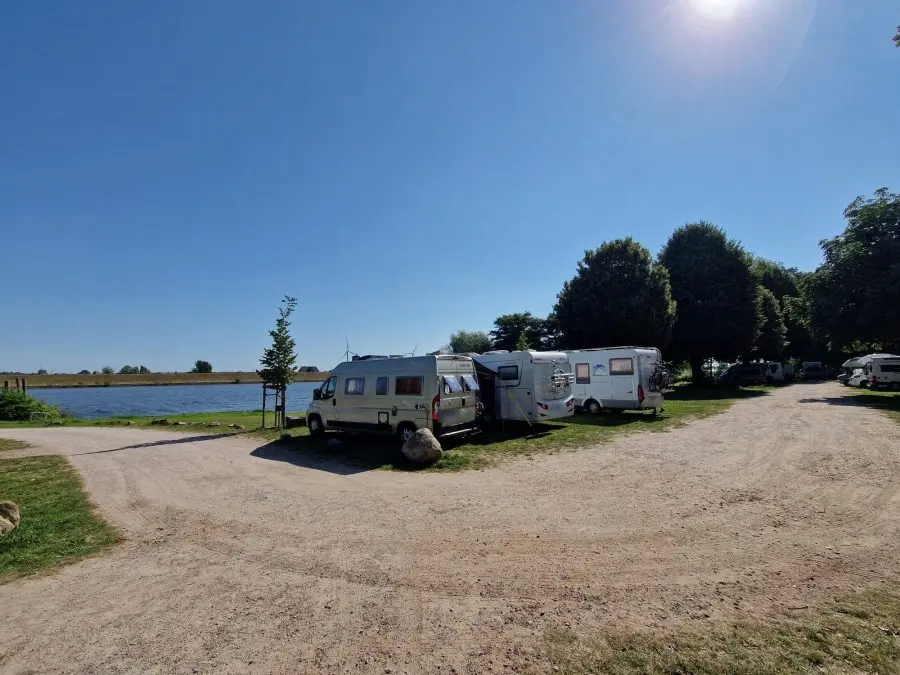 Camping-cars au premier rang au bord de la Norderelbe