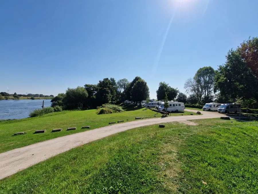 Premier rang au bord de la Norderelbe, pelouse jusqu'à l'eau