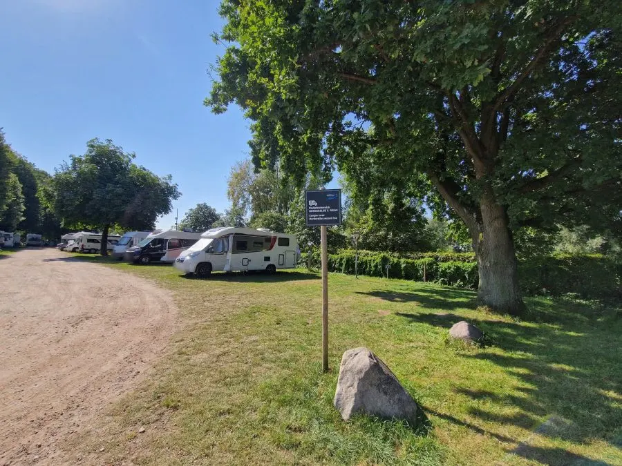 Norderelbe deuxième rang sous de vieux arbres