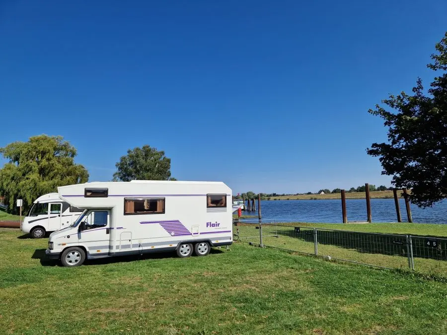 Camping-cars sur la prairie de la Norderelbe au bord de l'Elbe