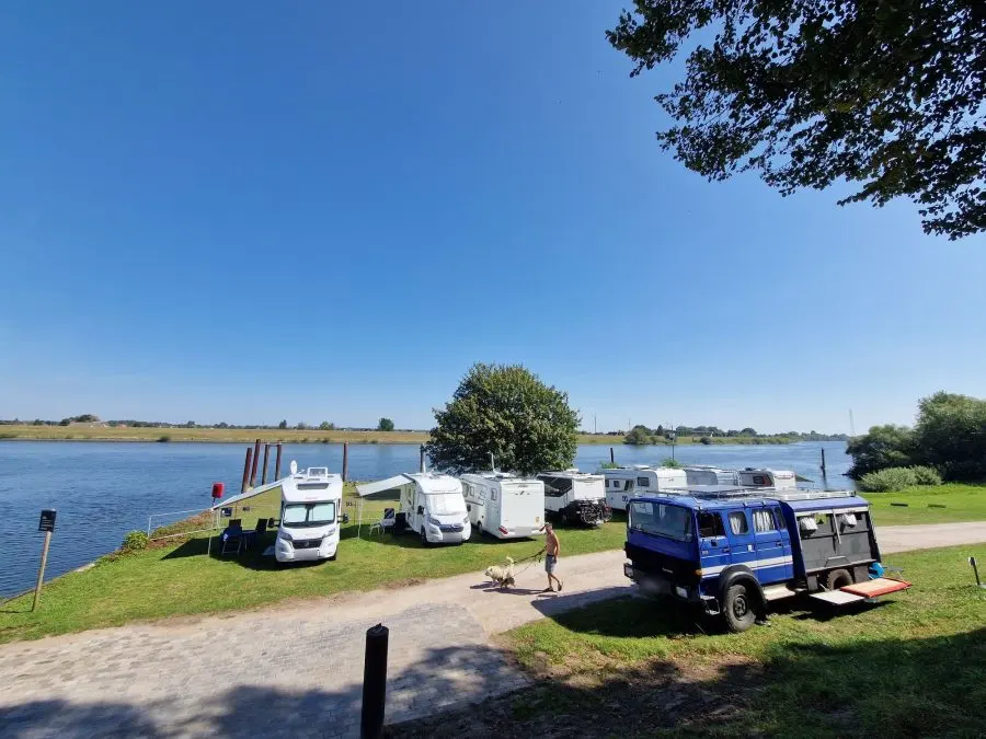 Camping-cars sur la prairie de la Norderelbe au bord de l'Elbe