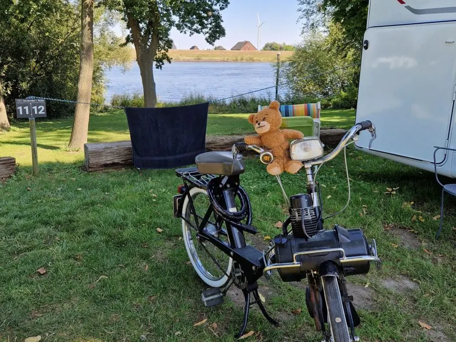 Un Solex en una plaza de primera fila con vistas al Elba