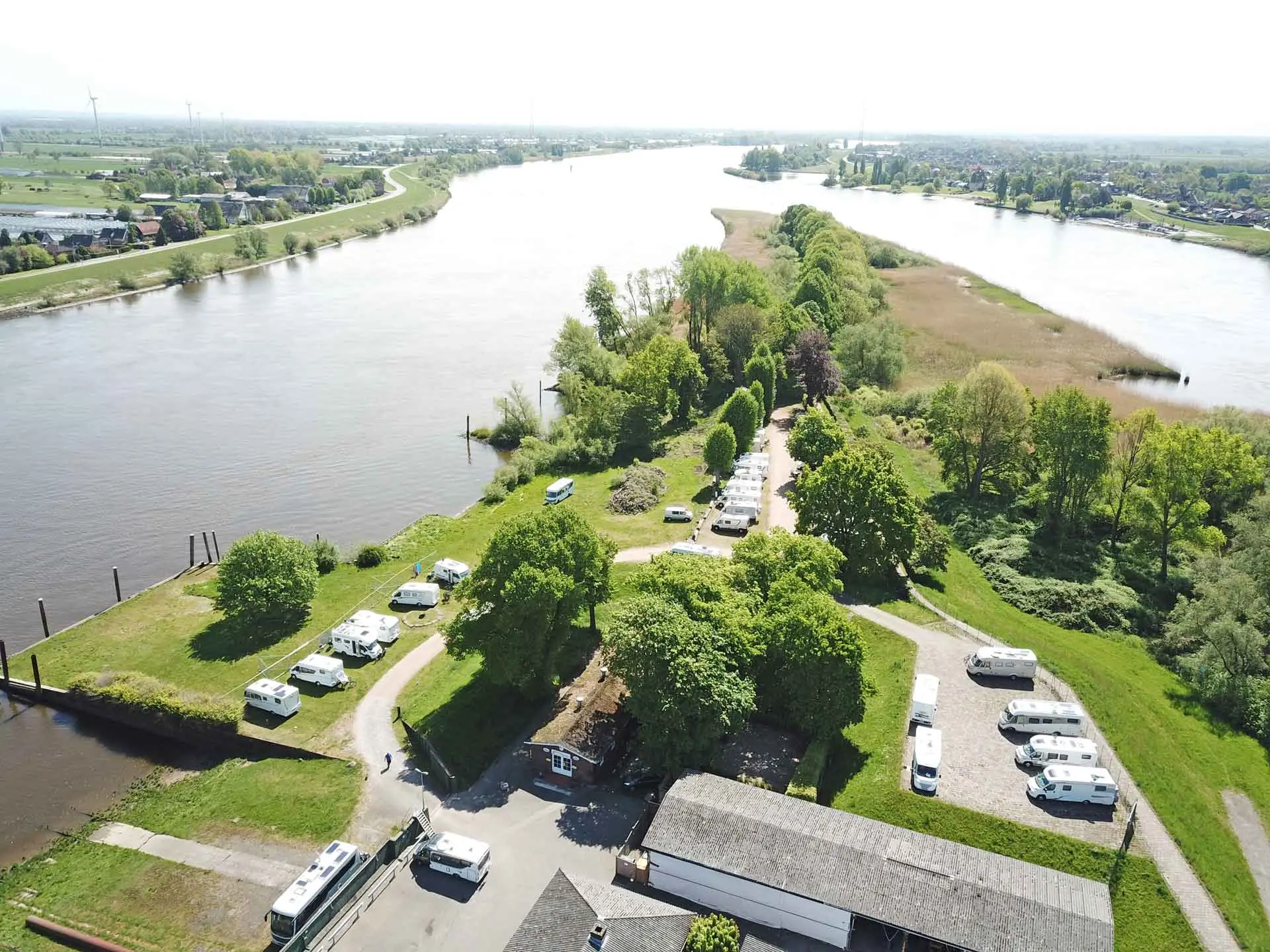 Vue aérienne de l'aire avec la Norderelbe et les différentes zones